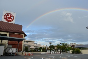 まるよしの駐車場から見える虹